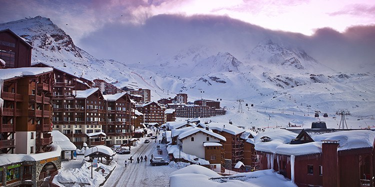 Bergpanorama mit Skipiste